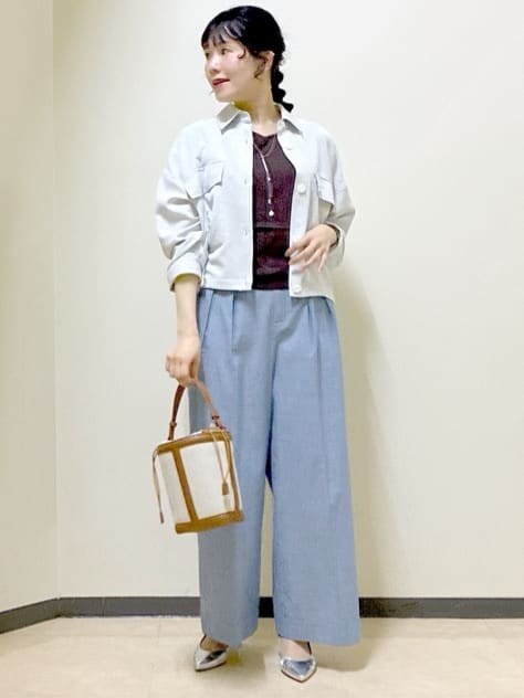 グレー系のブルゾン、ブラウン系のニット/セーター、ブルー系のその他パンツを着用したレディースの春コーディネートの7枚目の写真