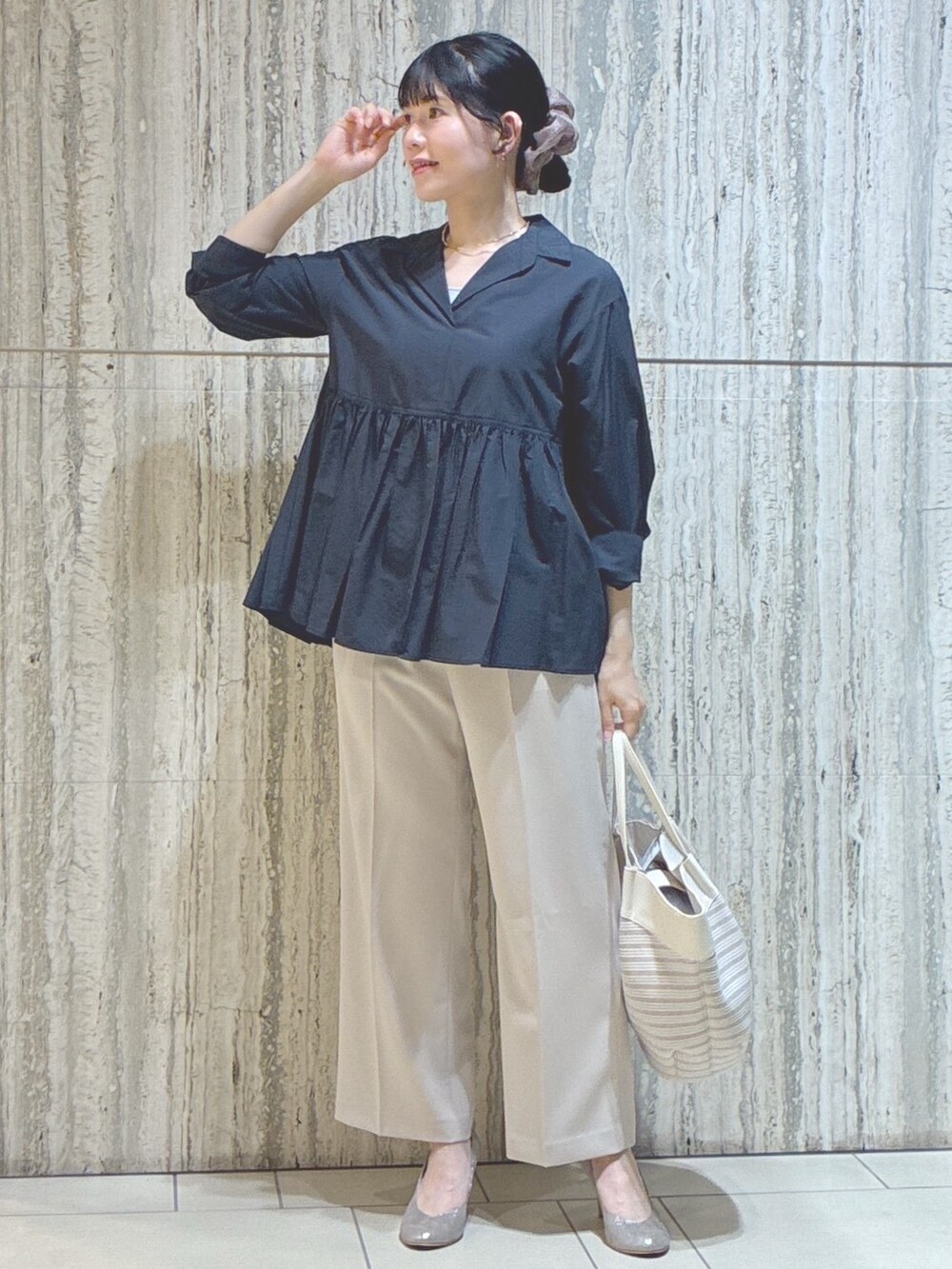 ブルー系のシャツ/ブラウス、グレー系のタンクトップ、ベージュ系のトートバッグを着用したレディースの夏コーディネートの7枚目の写真
