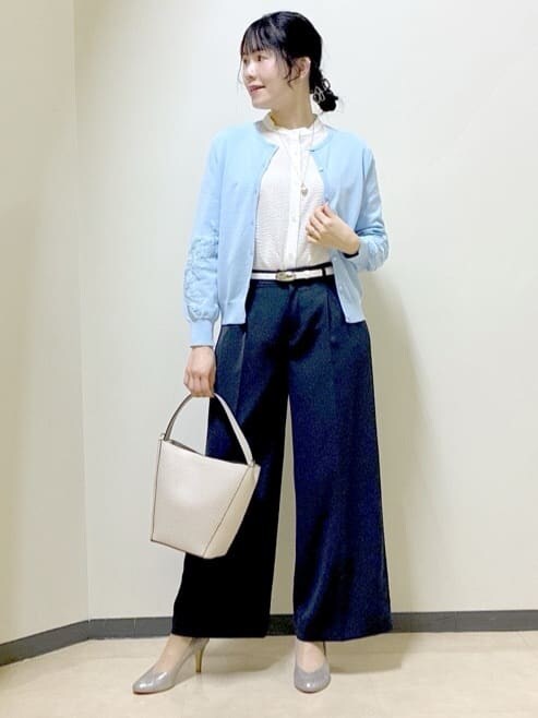 ホワイト系のシャツ/ブラウス、ブルー系のその他パンツ、パープル系のカーディガン/ボレロを着用したレディースの春コーディネートの10枚目の写真