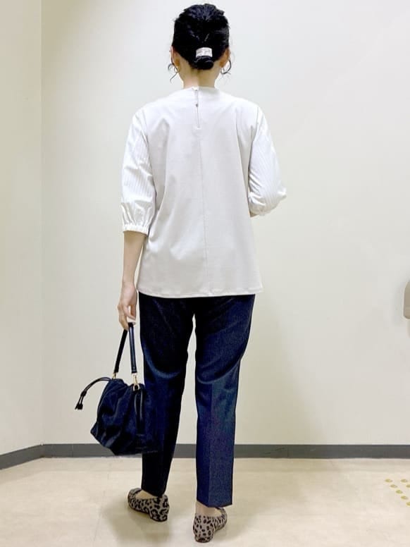 ベージュ系のTシャツ/カットソー、グリーン系のブルゾン、ブルー系のその他パンツを着用したレディースの秋コーディネートの3枚目の写真