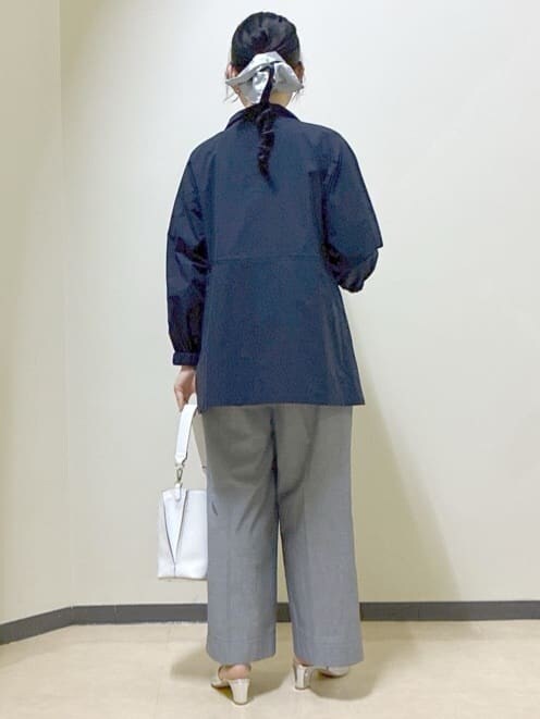 ブラック系のその他パンツ、ブルー系のカーディガン/ボレロ、ピンク系のニット/セーターを着用したレディースの冬コーディネートの3枚目の写真