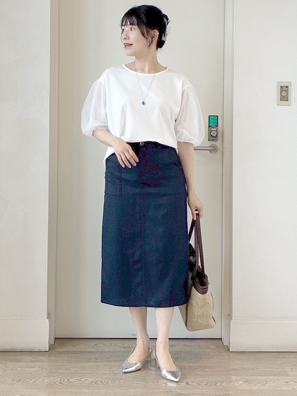 ホワイト系のTシャツ/カットソー、ブルー系のスカート、オレンジ系のカーディガン/ボレロを着用したレディースの夏コーディネートの8枚目の写真