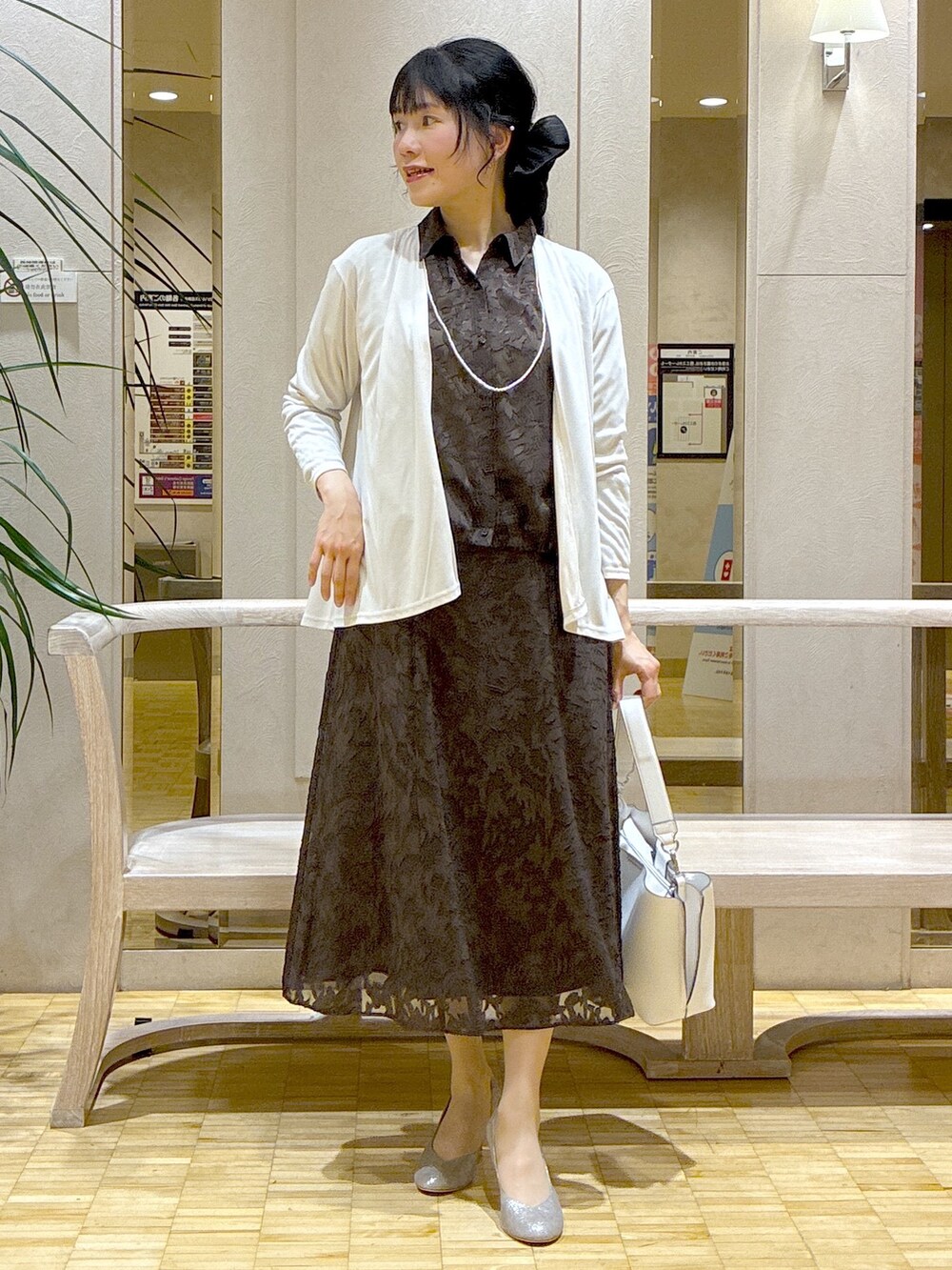 ベージュ系のカーディガン/ボレロ、ブラウン系のシャツ/ブラウス、ブラウン系のスカートを着用したレディースの春コーディネートの8枚目の写真