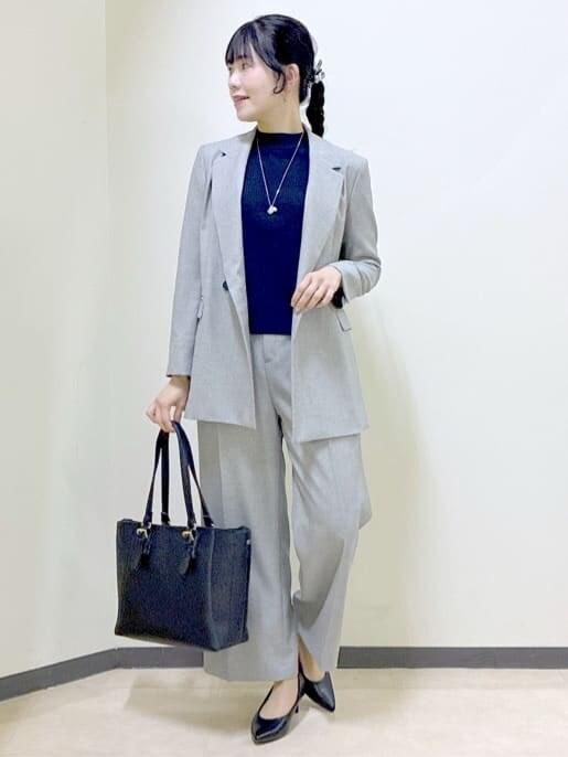ブルー系のニット/セーター、グレー系のその他パンツ、グレー系のテーラードジャケットを着用したレディースの冬コーディネートの9枚目の写真