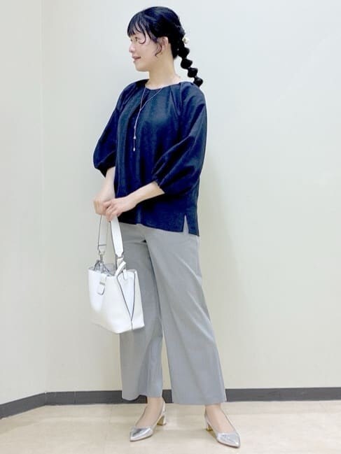 グレー系のその他パンツ、ブルー系のシャツ/ブラウス、ホワイト系のトートバッグを着用したレディースの春コーディネートの7枚目の写真