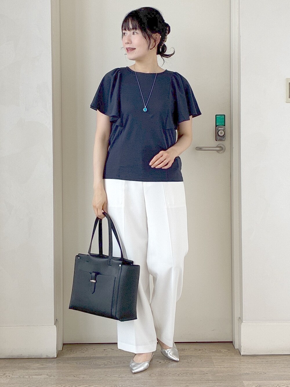 ブルー系のTシャツ/カットソー、ホワイト系のその他パンツ、ブルー系のテーラードジャケットを着用したレディースの夏コーディネートの6枚目の写真