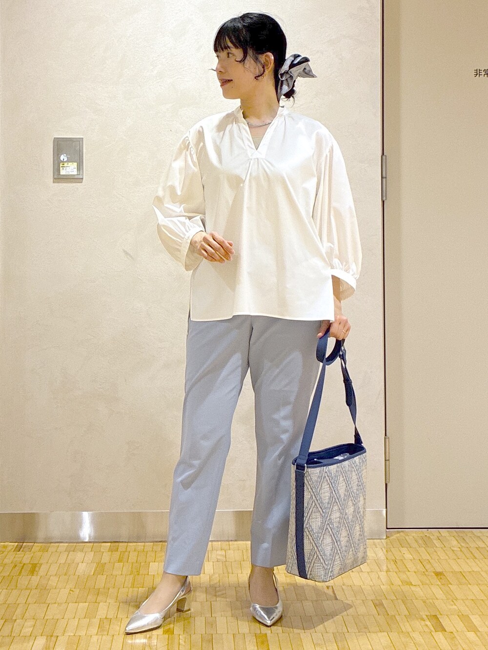 ブラック系のカーディガン/ボレロ、ホワイト系のシャツ/ブラウス、ベージュ系のタンクトップを着用したレディースの春コーディネートの7枚目の写真