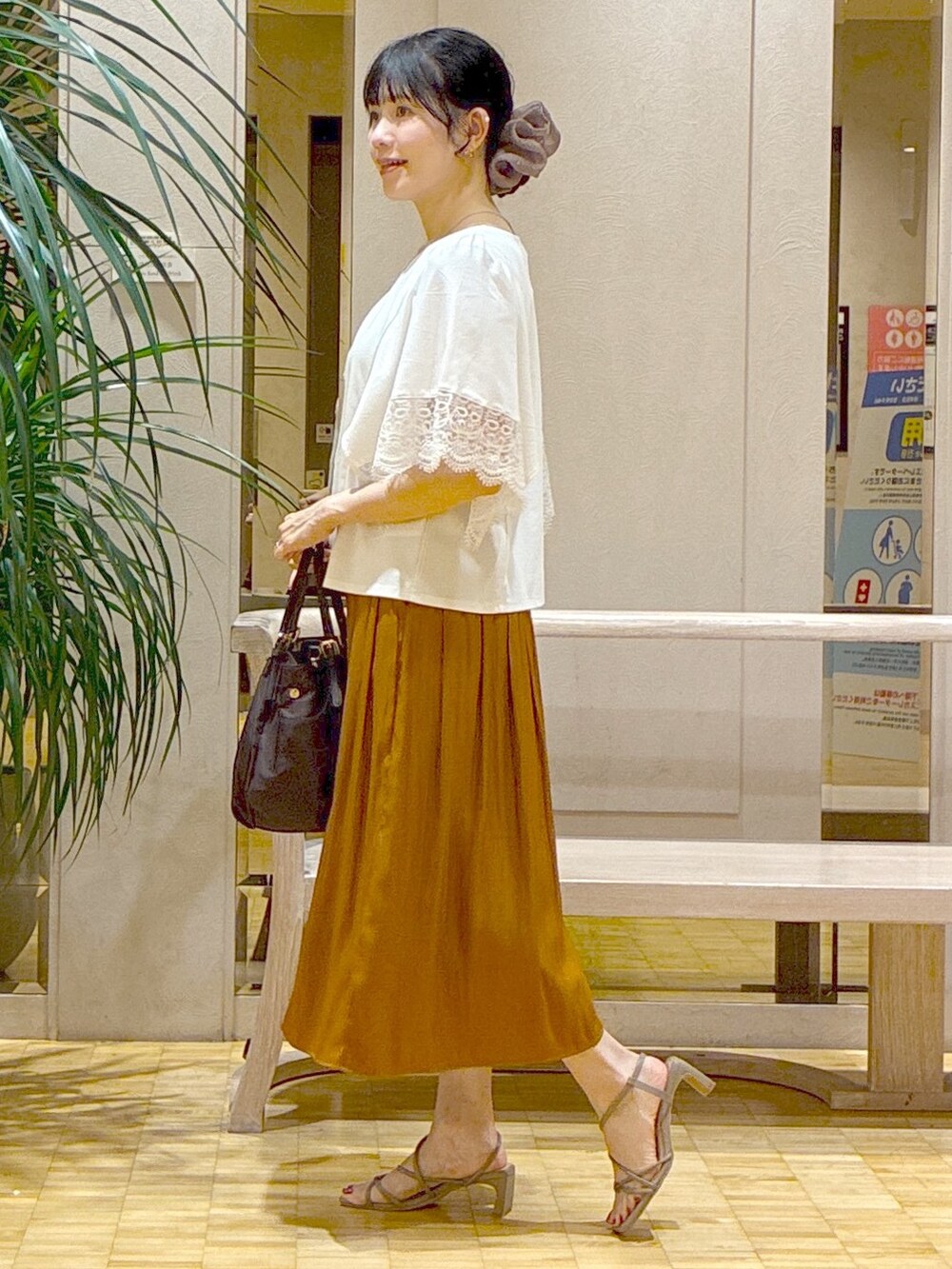 ホワイト系のTシャツ/カットソー、レッド系のその他パンツ、ベージュ系のブルゾンを着用したレディースの夏コーディネートの2枚目の写真