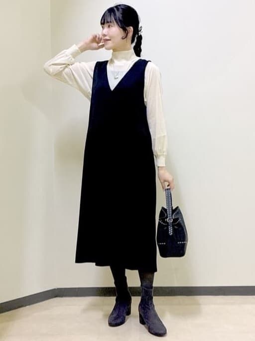 ブラック系のワンピース、ホワイト系のTシャツ/カットソー、ブラック系のタンクトップを着用したレディースの冬コーディネートの5枚目の写真