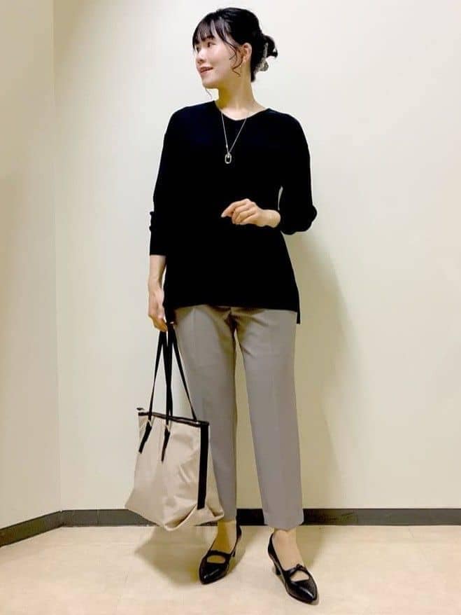 ブルー系のニット/セーター、ブラウン系のその他パンツ、ベージュ系のトートバッグを着用したレディースの春コーディネートの8枚目の写真