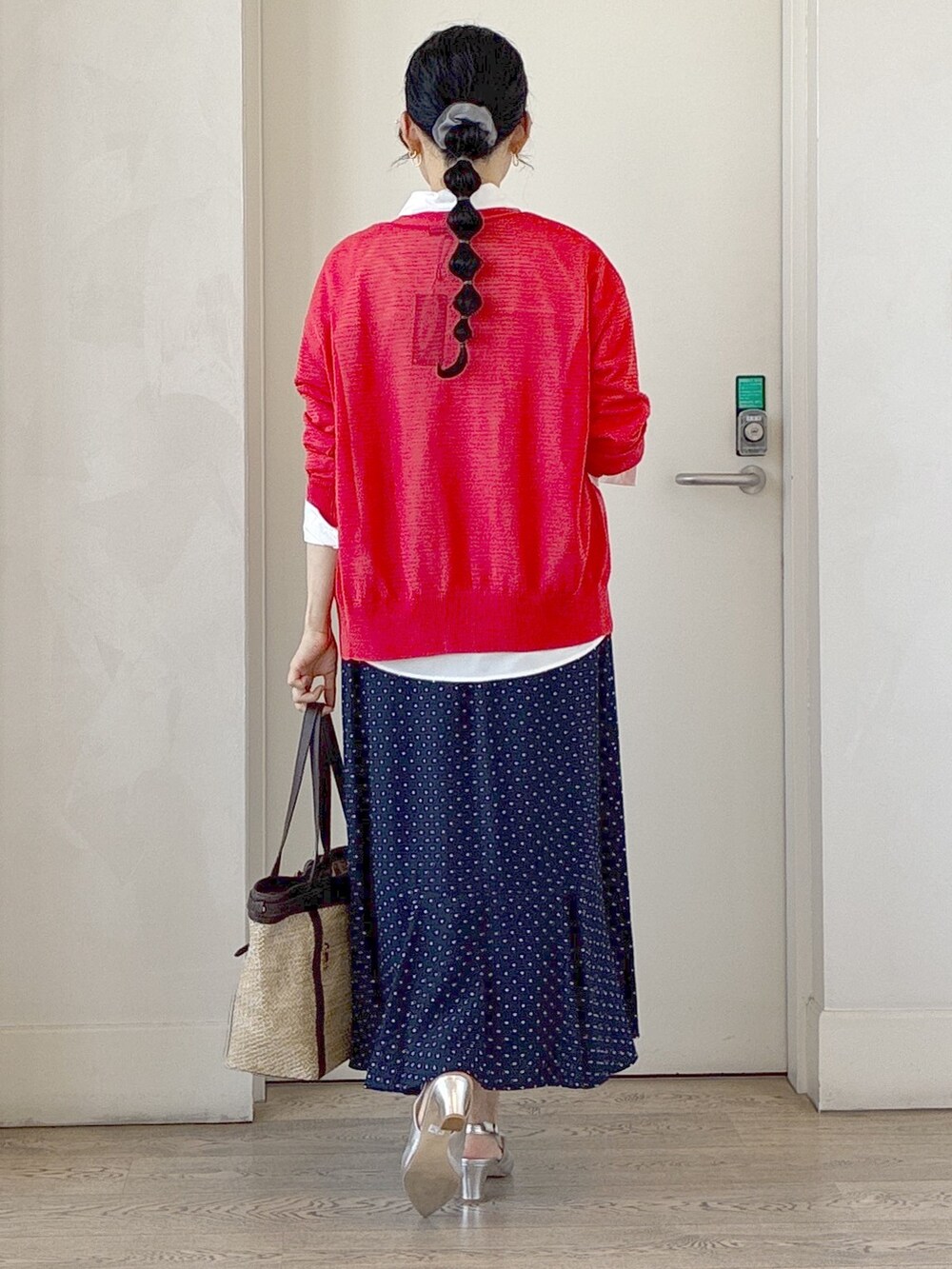オレンジ系のカーディガン/ボレロ、ホワイト系のシャツ/ブラウス、ブルー系のスカートを着用したレディースの秋コーディネートの3枚目の写真