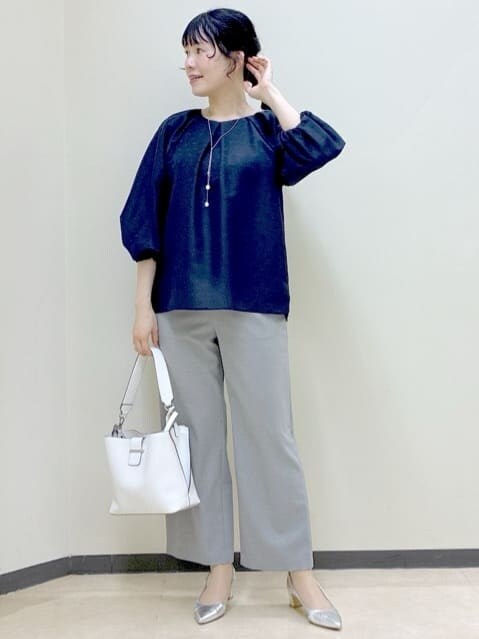 グレー系のその他パンツ、ブルー系のシャツ/ブラウス、ホワイト系のトートバッグを着用したレディースの春コーディネートの5枚目の写真