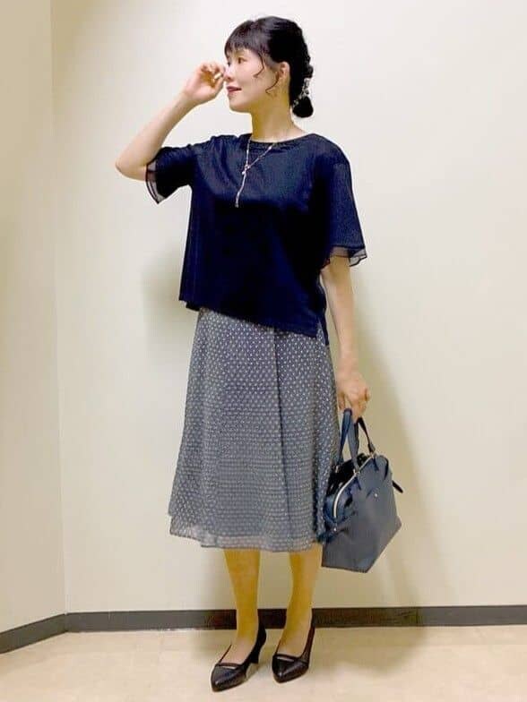ブルー系のTシャツ/カットソー、ブルー系のスカート、ブルー系のトートバッグを着用したレディースの夏コーディネートの9枚目の写真