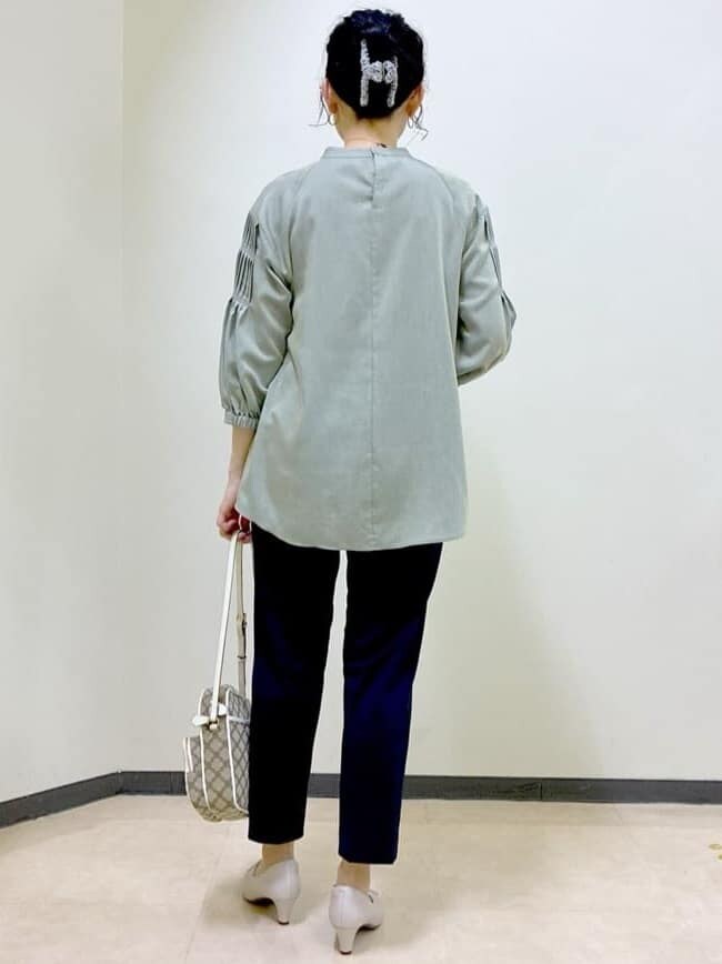 グリーン系のシャツ/ブラウス、ブルー系のその他パンツ、イエロー系のショルダーバッグを着用したレディースの春コーディネートの3枚目の写真