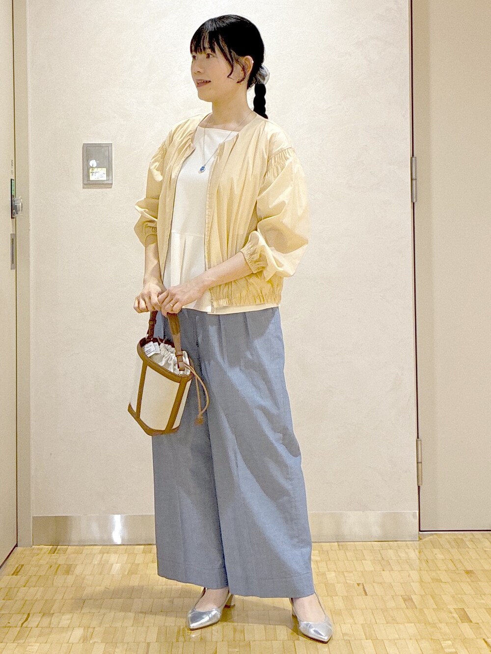 ベージュ系のブルゾン、ホワイト系のTシャツ/カットソー、ブルー系のその他パンツを着用したレディースの夏コーディネートの7枚目の写真