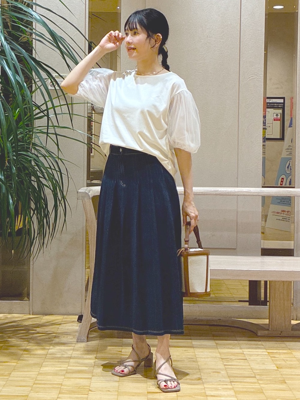 ホワイト系のTシャツ/カットソー、ブルー系のデニムスカート、グレー系のカーディガン/ボレロを着用したレディースの夏コーディネートの6枚目の写真