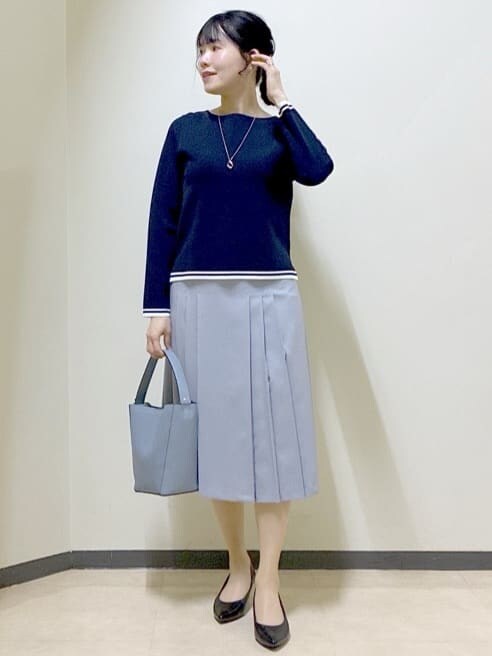 ブルー系のニット/セーター、グレー系のその他パンツ、ブルー系のショルダーバッグを着用したレディースの春コーディネートの5枚目の写真