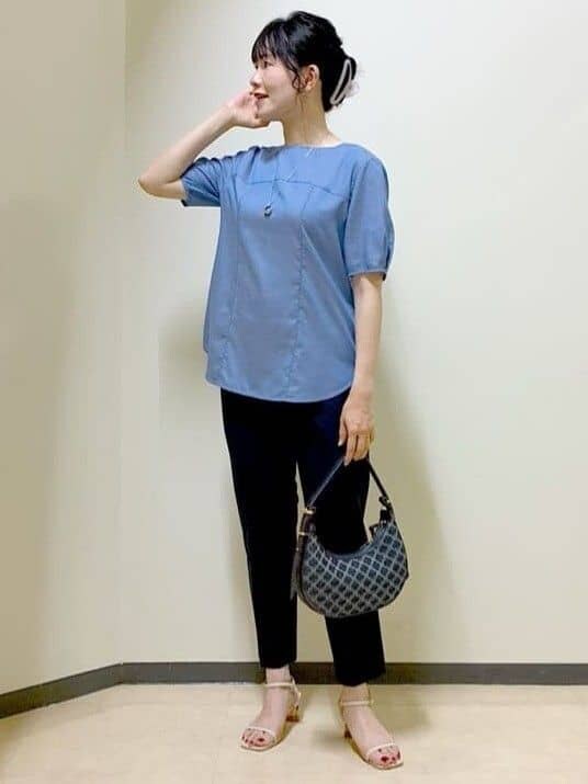 ブルー系のシャツ/ブラウス、ブルー系のその他パンツ、グレー系のカーディガン/ボレロを着用したレディースの夏コーディネートの5枚目の写真