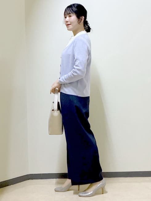 グリーン系のノーカラージャケット、ブルー系のその他パンツ、パープル系のカーディガン/ボレロを着用したレディースの春コーディネートの2枚目の写真