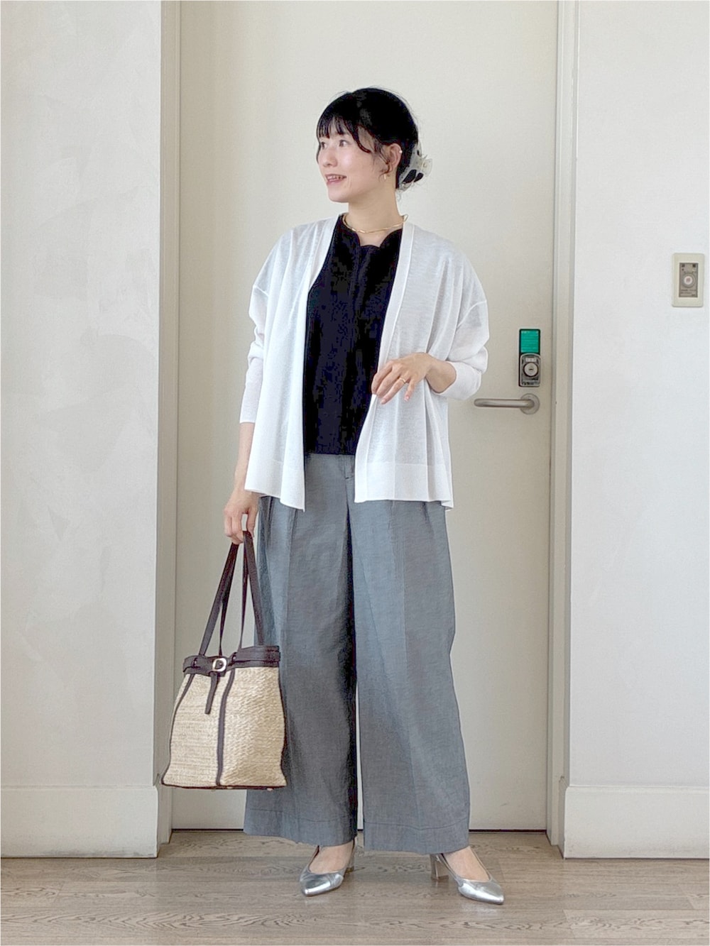 ホワイト系のカーディガン/ボレロ、ブラック系のTシャツ/カットソー、ブラック系のその他パンツを着用したレディースの夏コーディネートの5枚目の写真