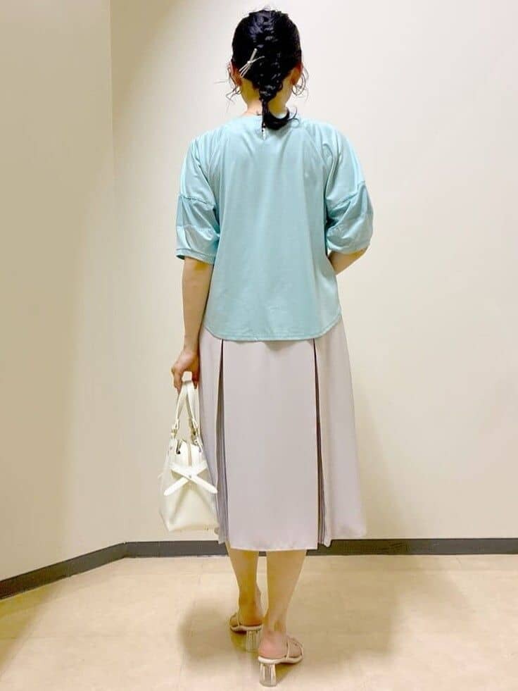 グリーン系のTシャツ/カットソー、ベージュ系のスカート、ブルー系のTシャツ/カットソーを着用したレディースの夏コーディネートの3枚目の写真