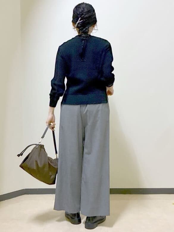 ブラック系のニット/セーター、グレー系のその他パンツ、ブラウン系のショルダーバッグを着用したレディースの冬コーディネートの3枚目の写真