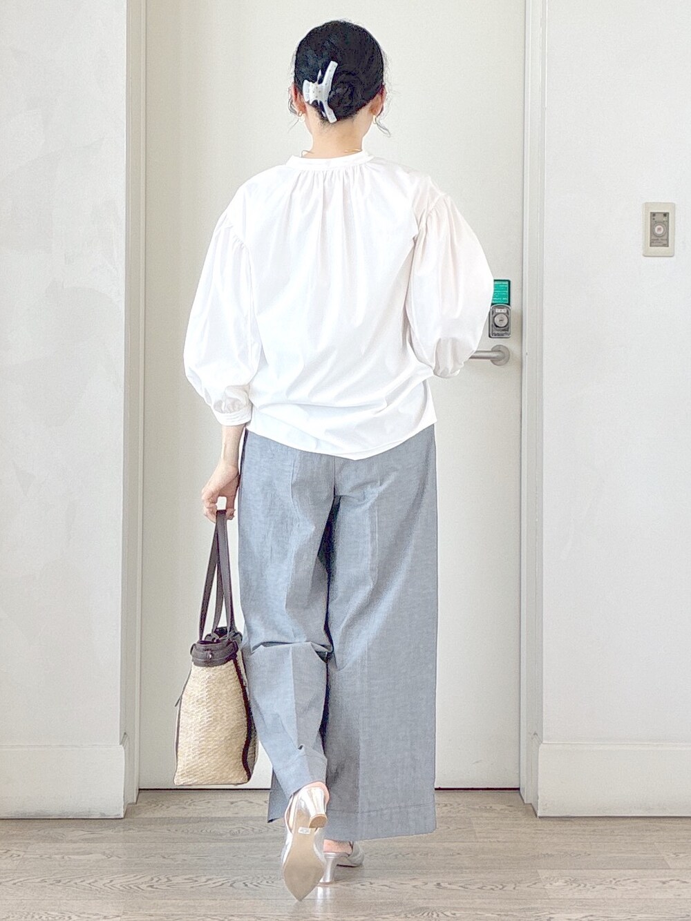 ホワイト系のシャツ/ブラウス、ベージュ系のタンクトップ、ブラック系のその他パンツを着用したレディースの夏コーディネートの8枚目の写真