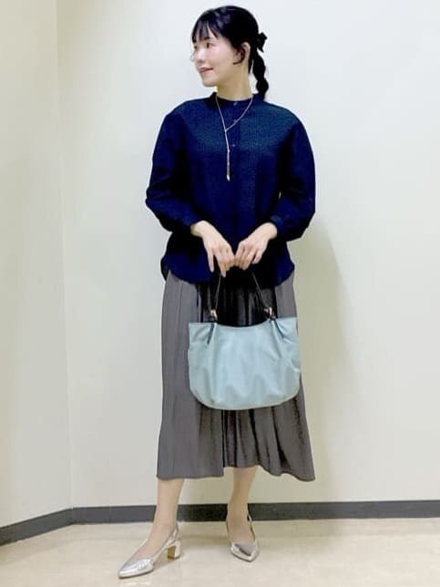 ブルー系のシャツ/ブラウス、ホワイト系のニット/セーター、グリーン系のその他パンツを着用したレディースの冬コーディネートの5枚目の写真