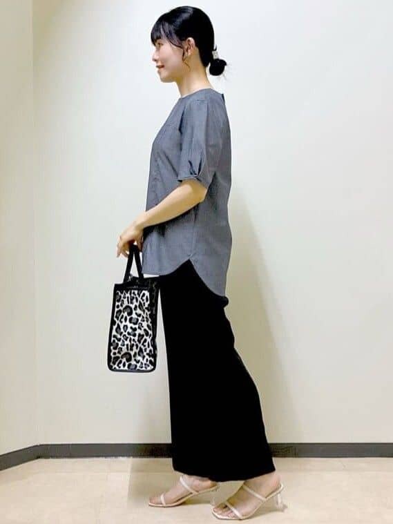 ブルー系のシャツ/ブラウス、ブラック系のその他パンツ、パープル系のその他パンツを着用したレディースの夏コーディネートの2枚目の写真