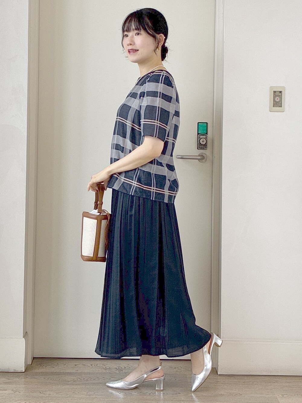 ブルー系のシャツ/ブラウス、ブルー系のスカート、イエロー系のショルダーバッグを着用したレディースの夏コーディネートの2枚目の写真
