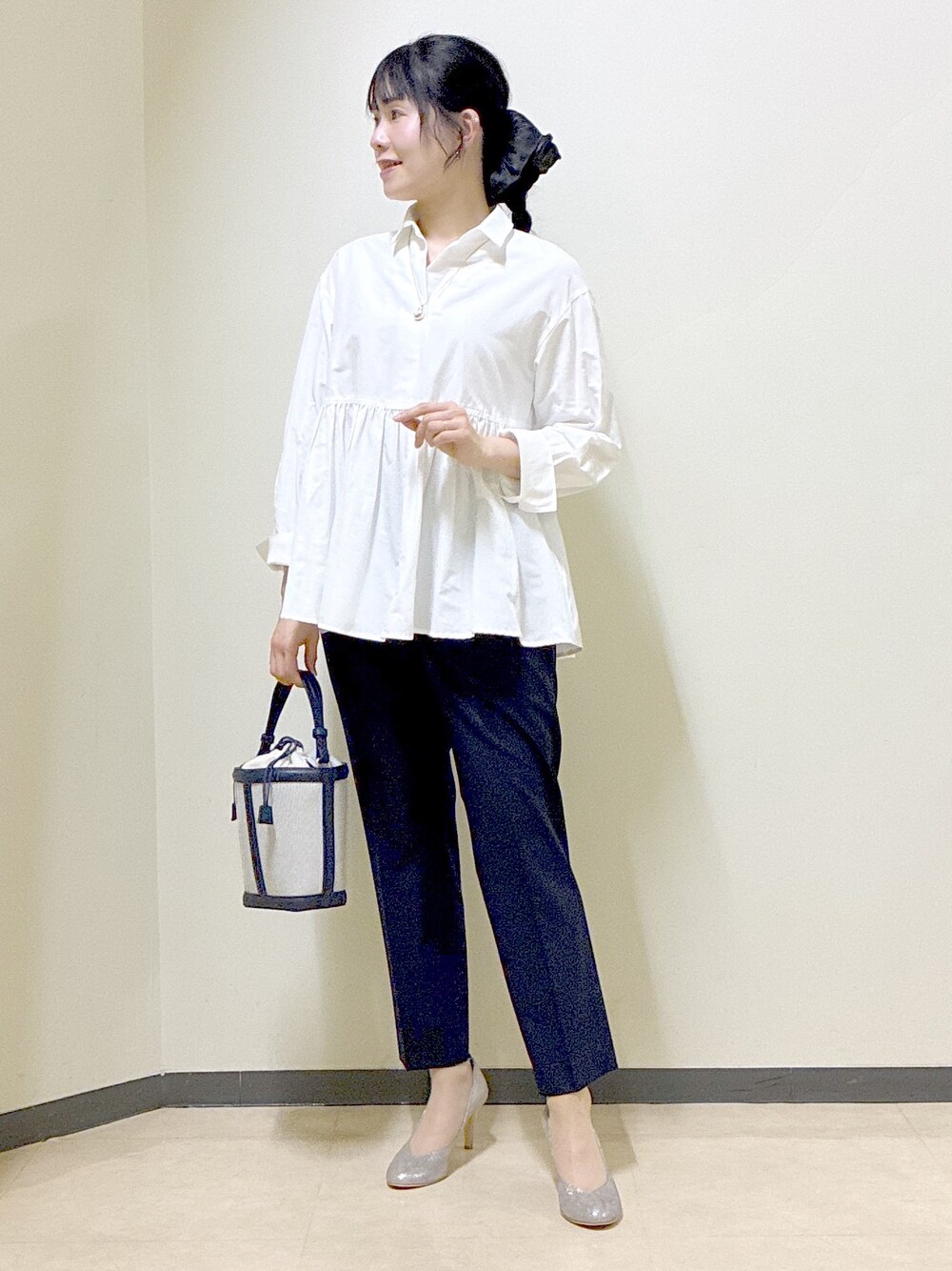 ブルー系のカーディガン/ボレロ、ブルー系のその他パンツ、ブルー系のショルダーバッグを着用したレディースの春コーディネートの7枚目の写真