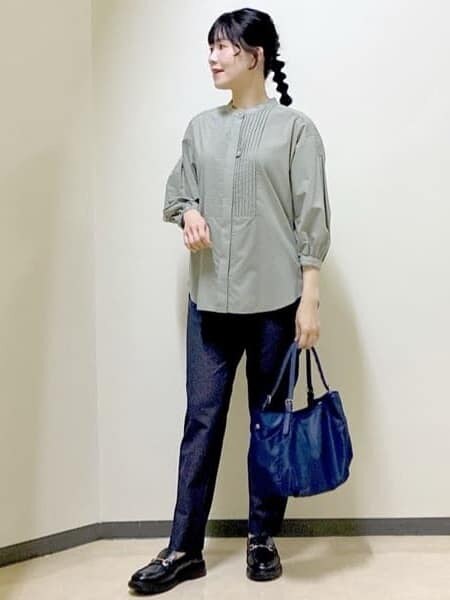 グリーン系のシャツ/ブラウス、ブルー系のその他パンツ、ブルー系のショルダーバッグを着用したレディースの冬コーディネートの9枚目の写真