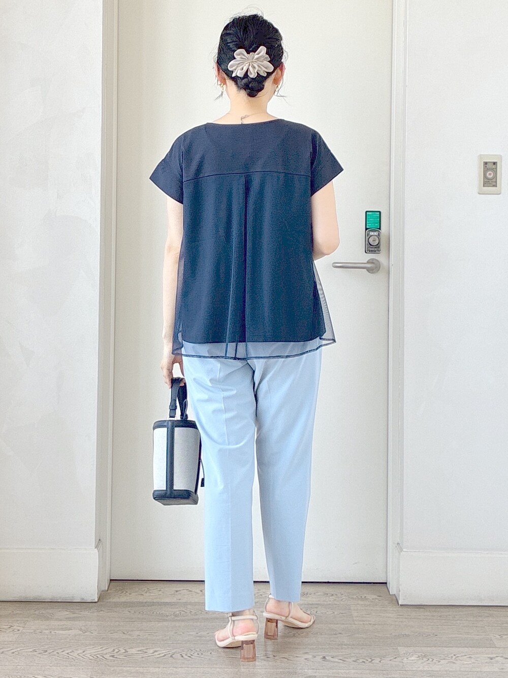 ブルー系のチュニック、ブルー系のその他パンツ、ブルー系のショルダーバッグを着用したレディースの夏コーディネートの3枚目の写真