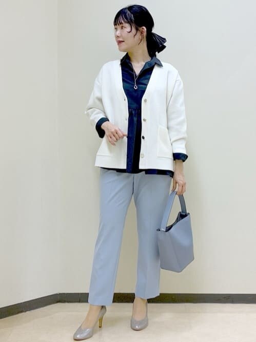 ブルー系のシャツ/ブラウス、ブルー系のその他パンツ、ホワイト系のカーディガン/ボレロを着用したレディースの春コーディネートの9枚目の写真