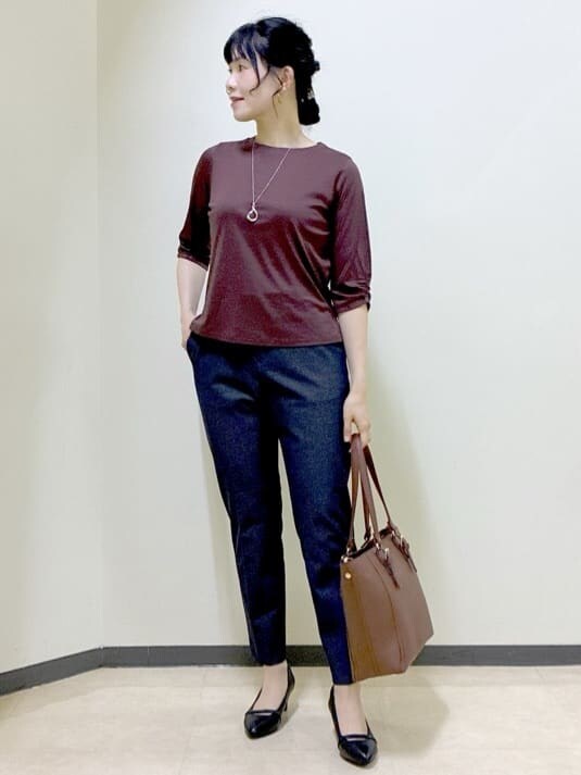 ブラウン系のTシャツ/カットソー、ブラウン系のテーラードジャケット、ブルー系のその他パンツを着用したレディースの秋コーディネートの7枚目の写真