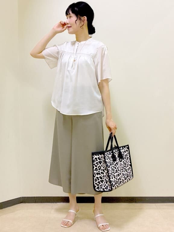 ベージュ系のシャツ/ブラウス、グレー系のタンクトップ、ブラック系のニット/セーターを着用したレディースの夏コーディネートの6枚目の写真