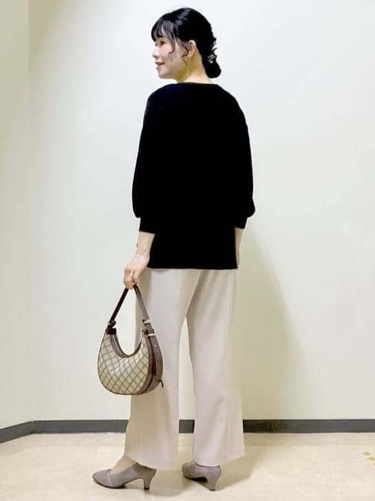 ブルー系のシャツ/ブラウス、ベージュ系のその他パンツ、ブラウン系のショルダーバッグを着用したレディースの秋コーディネートの10枚目の写真