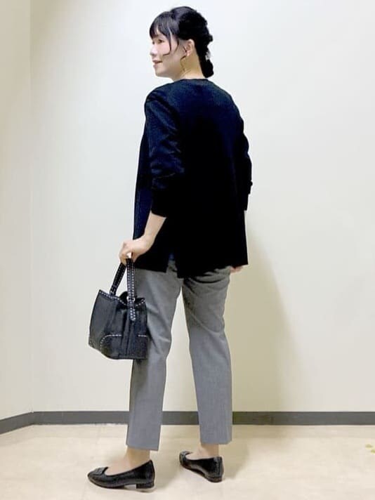 ブラック系のカーディガン/ボレロ、ブルー系のTシャツ/カットソー、ブラック系のその他パンツを着用したレディースの秋コーディネートの4枚目の写真