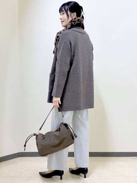 ブラック系のニット/セーター、グレー系のその他パンツ、ブラウン系のカーディガン/ボレロを着用したレディースの冬コーディネートの10枚目の写真