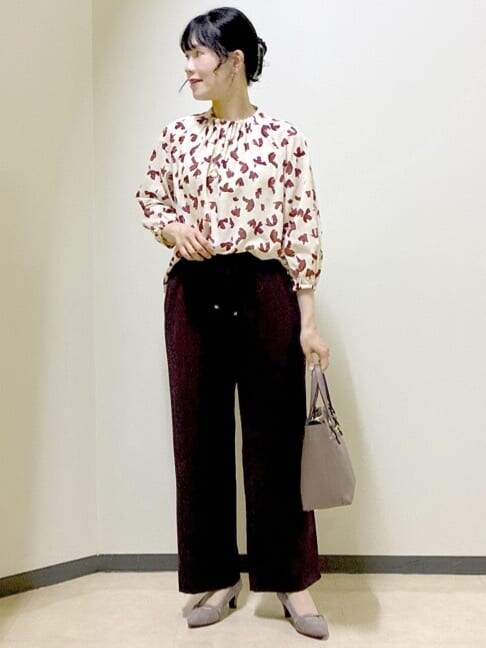 ベージュ系のシャツ/ブラウス、ベージュ系のノーカラージャケット、ブラウン系のその他パンツを着用したレディースの秋コーディネートの5枚目の写真