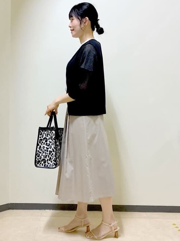 ブラック系のカーディガン/ボレロ、ホワイト系のシャツ/ブラウス、ベージュ系のスカートを着用したレディースの夏コーディネートの2枚目の写真