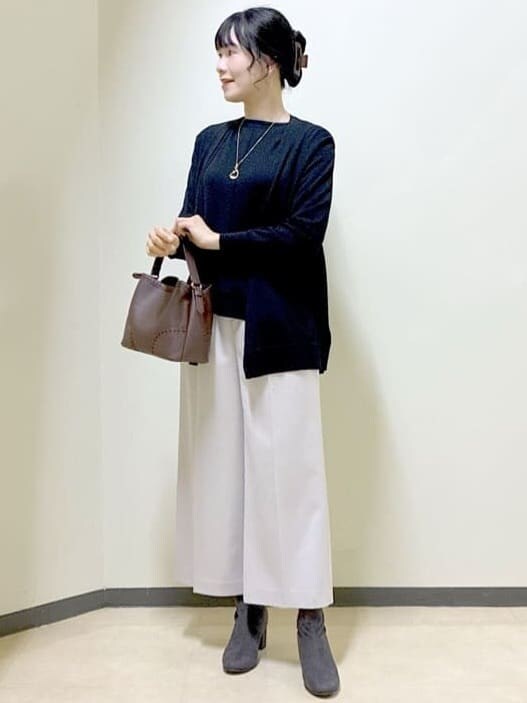 ブラック系のカーディガン/ボレロ、ブラック系のニット/セーター、ベージュ系のその他パンツを着用したレディースの秋コーディネートの7枚目の写真