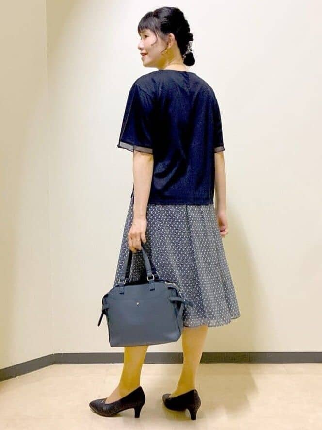 ブルー系のTシャツ/カットソー、ブルー系のスカート、ブルー系のトートバッグを着用したレディースの夏コーディネートの4枚目の写真