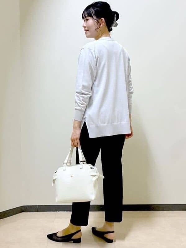 グレー系のカーディガン/ボレロ、ブラック系のその他パンツ、ホワイト系のトートバッグを着用したレディースの春コーディネートの4枚目の写真