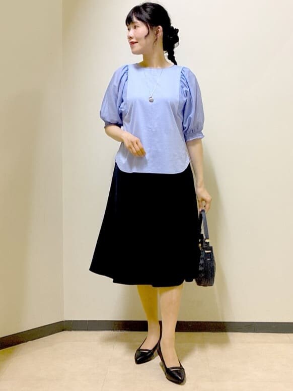ブルー系のシャツ/ブラウス、ブルー系のスカート、グレー系のカーディガン/ボレロを着用したレディースの夏コーディネートの8枚目の写真