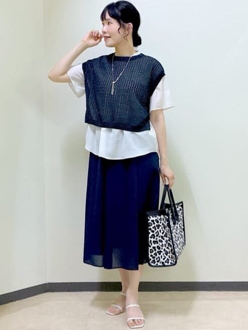 ベージュ系のシャツ/ブラウス、ブラック系のニット/セーター、ブルー系のスカートを着用したレディースの夏コーディネートの6枚目の写真