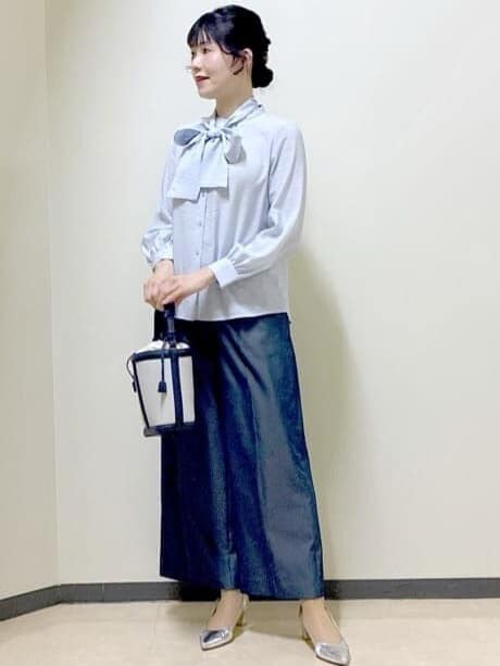 ブラック系のニット/セーター、ブルー系のシャツ/ブラウス、ブルー系のその他パンツを着用したレディースの冬コーディネートの8枚目の写真