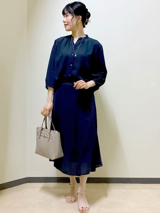 ブルー系のシャツ/ブラウス、ブルー系のスカート、ベージュ系のニット/セーターを着用したレディースの夏コーディネートの7枚目の写真