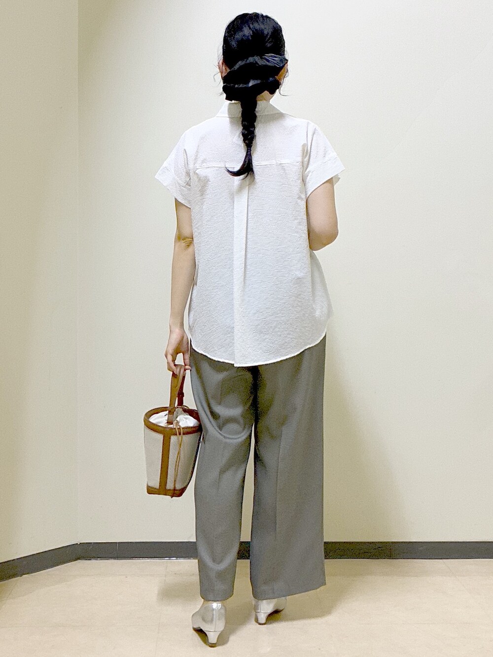 ホワイト系のシャツ/ブラウス、オレンジ系のカーディガン/ボレロ、ベージュ系のその他パンツを着用したレディースの春コーディネートの3枚目の写真