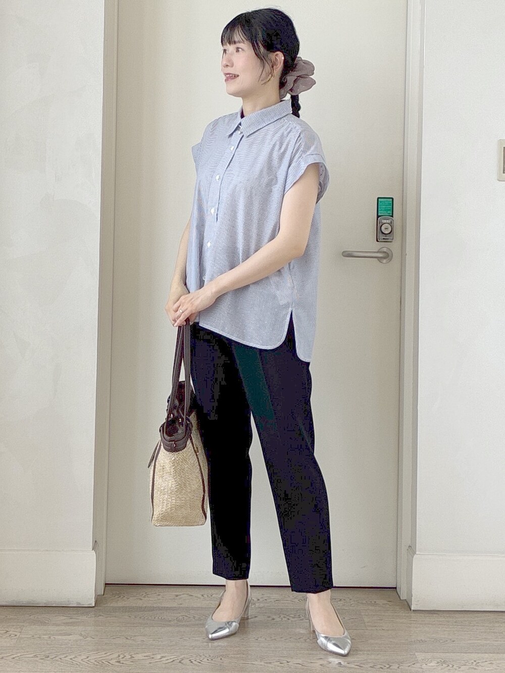 ブルー系のシャツ/ブラウス、ブラック系のその他パンツ、イエロー系のトートバッグを着用したレディースの夏コーディネートの6枚目の写真